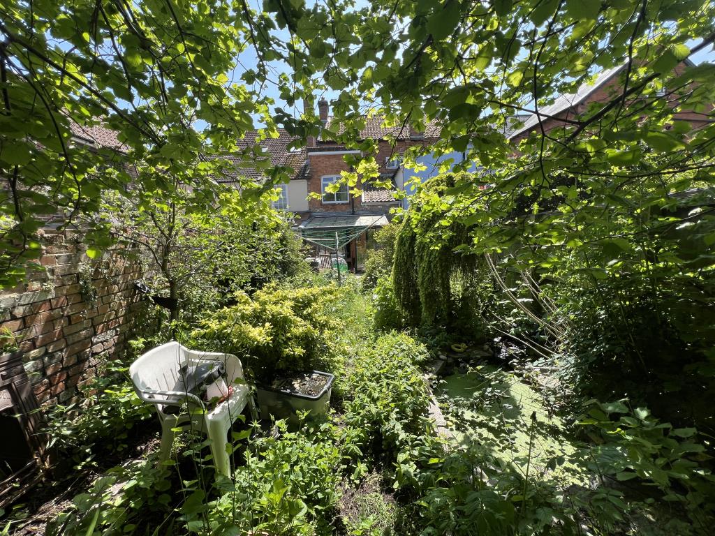 Lot: 168 - FOUR STOREY TOWN HOUSE FOR UPDATING - General view of the rear garden